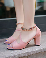 Sandalen aus Wildleder mit Blockabsatz, Peep-Toe und seitlichem Cut-out