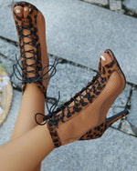 Sandalen mit Leopardenmuster, Schnürung und Peep-Toe-Stilettoabsatz mit seitlichen Mesh-Einsätzen