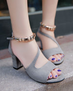 Sandalen aus Wildleder mit Blockabsatz, Peep-Toe und seitlichem Cut-out