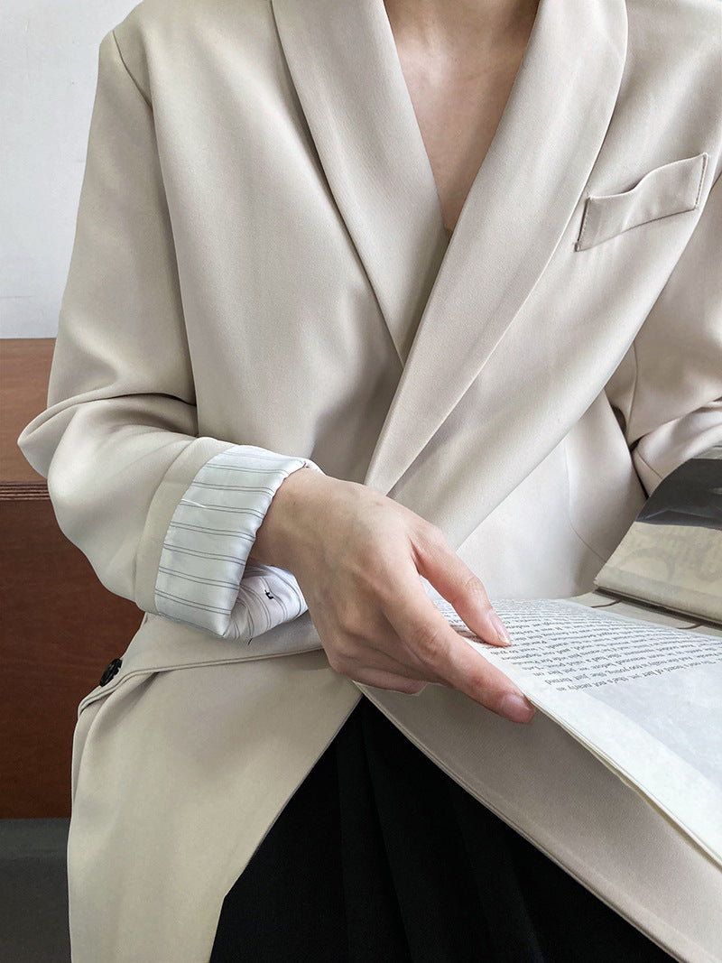 Locker drapierter Anzug mit Stehkragen und seitlicher Krawatte