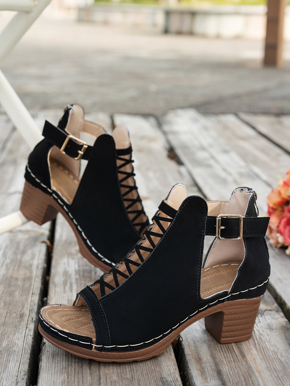 Klobige Römersandalen mit offener Zehenpartie und hohler Schnalle