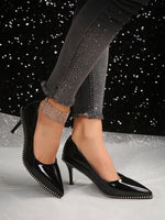 Mit Nieten besetzte High Heels mit spitzer Spitze und niedrigem Stilettoabsatz