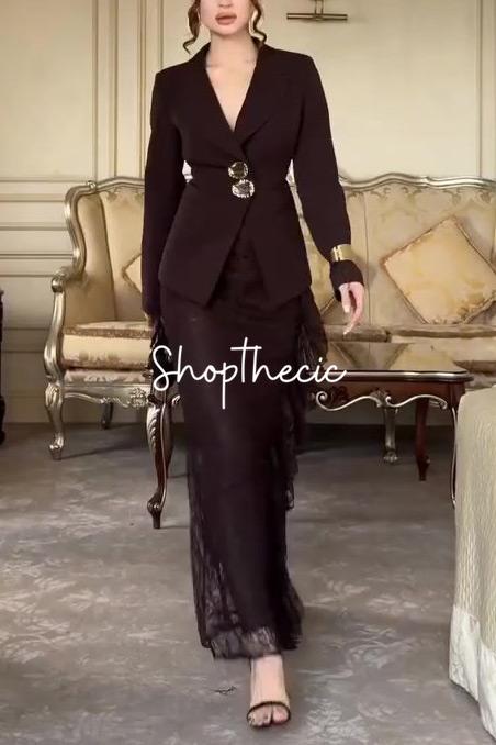 Completo due pezzi con giacca e gonna in pizzo, eco dell'Art Déco