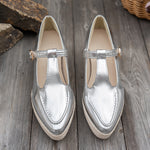 Keilschuhe mit T-Riemen und runder Spitze im Metallic-Look
