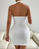 Ärmelloses, figurbetontes Kleid mit offenem Rücken und hohem Halsausschnitt