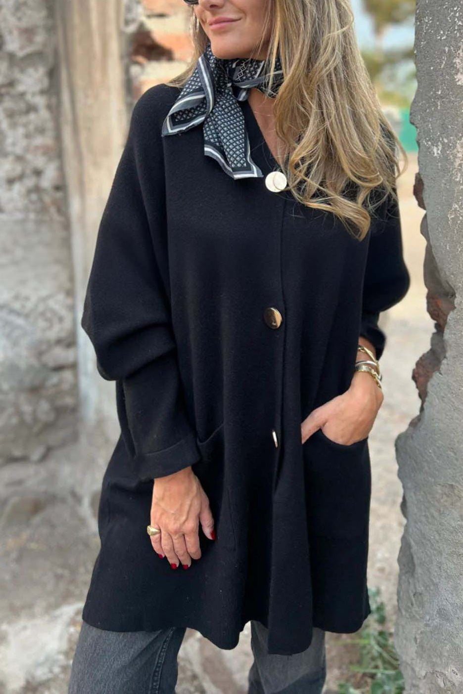 Mittellange, einfarbige, einreihige Strickjacke mit V-Ausschnitt