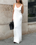 Set aus langer gestrickter Langarm-Strickjacke und Strapskleid