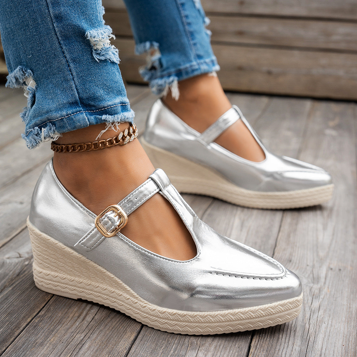 Keilschuhe mit T-Riemen und runder Spitze im Metallic-Look