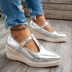 Keilschuhe mit T-Riemen und runder Spitze im Metallic-Look
