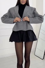 Süßer kurzer einreihiger Wollmantel mit einem Knopf und langen Ärmeln