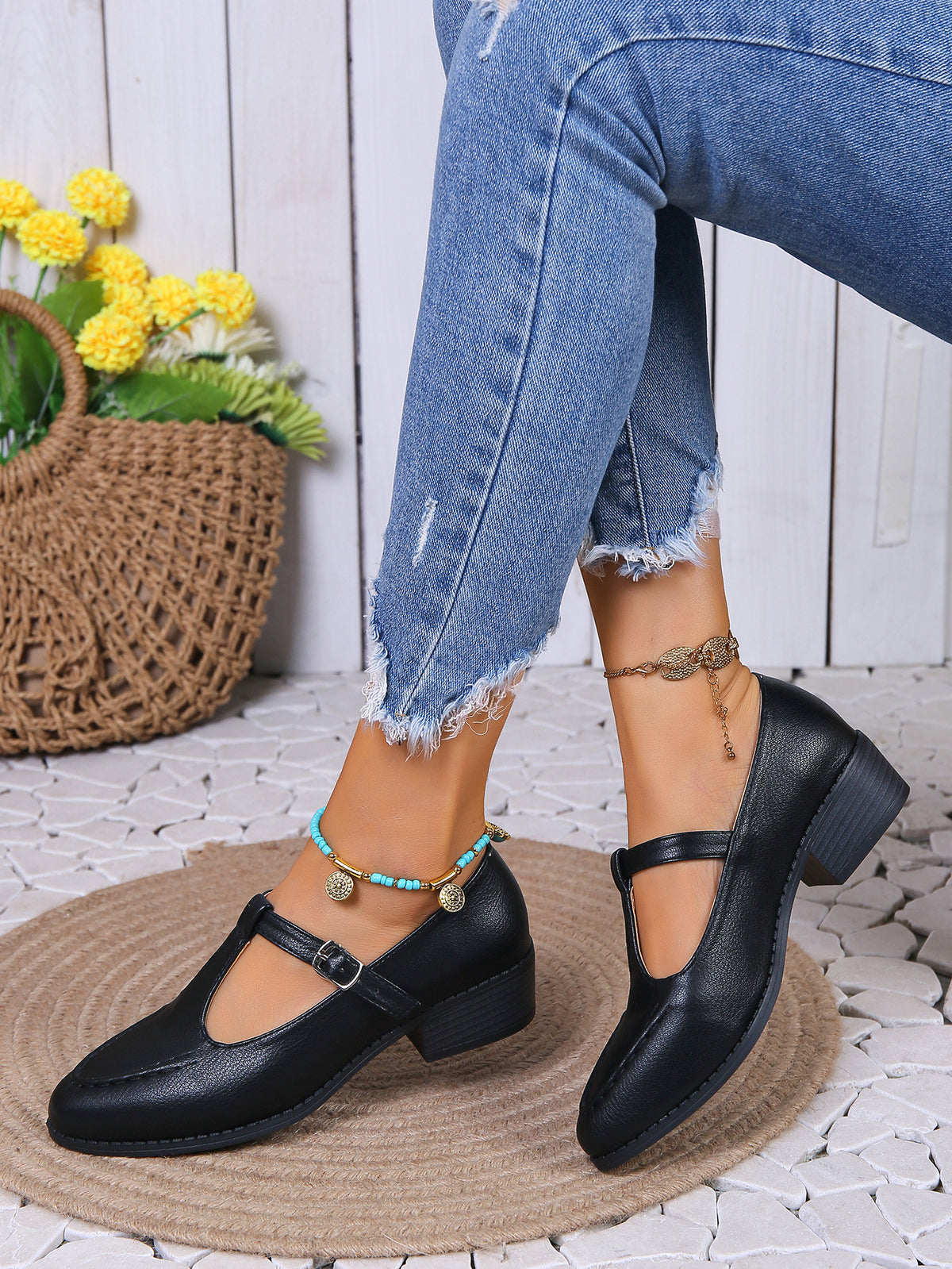 Thick heel square buckle hollow leather shoes