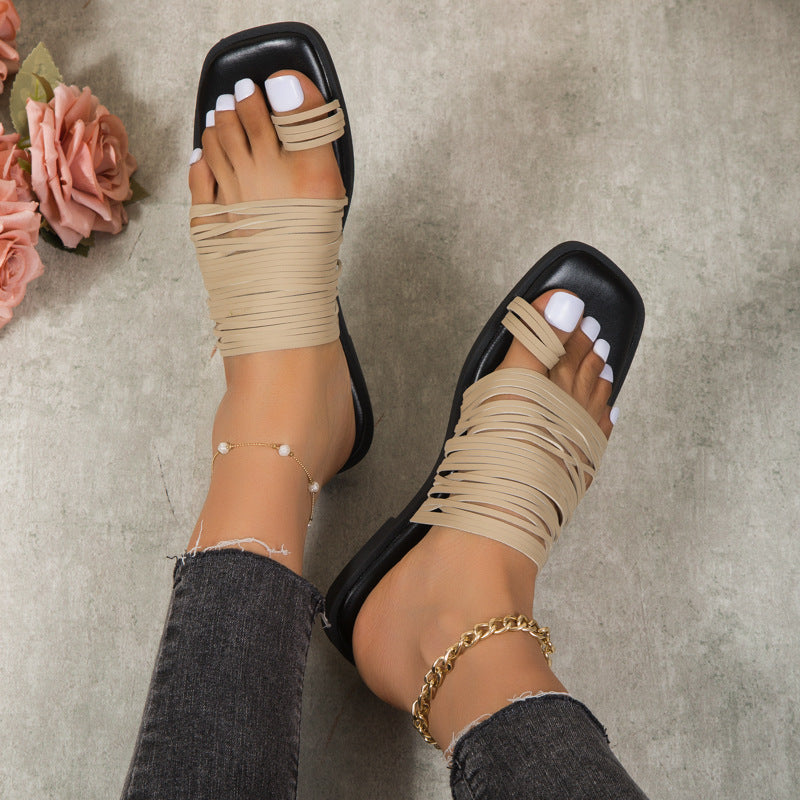 Pantoufles plates à bout carré et pampilles creuses