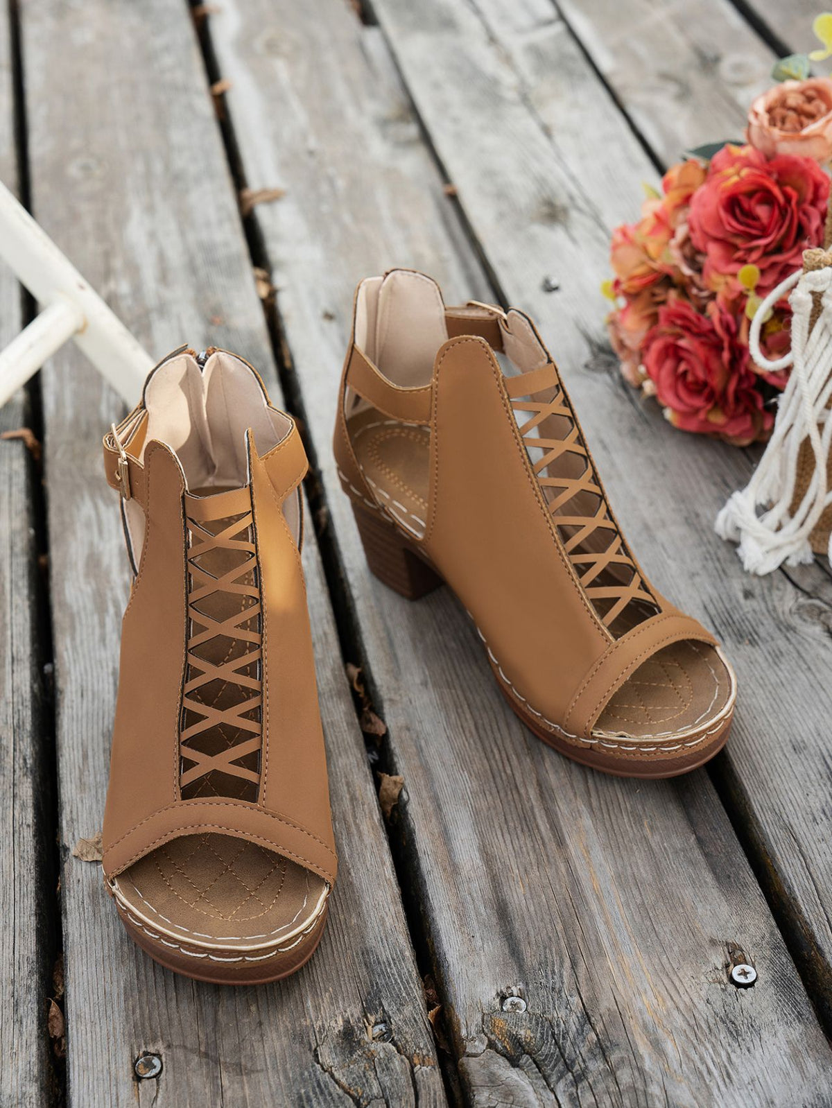 Klobige Römersandalen mit offener Zehenpartie und hohler Schnalle