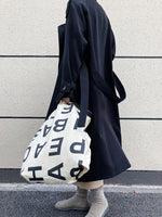 Drapierter, lockerer Trenchcoat mittlerer Länge im britischen Stil