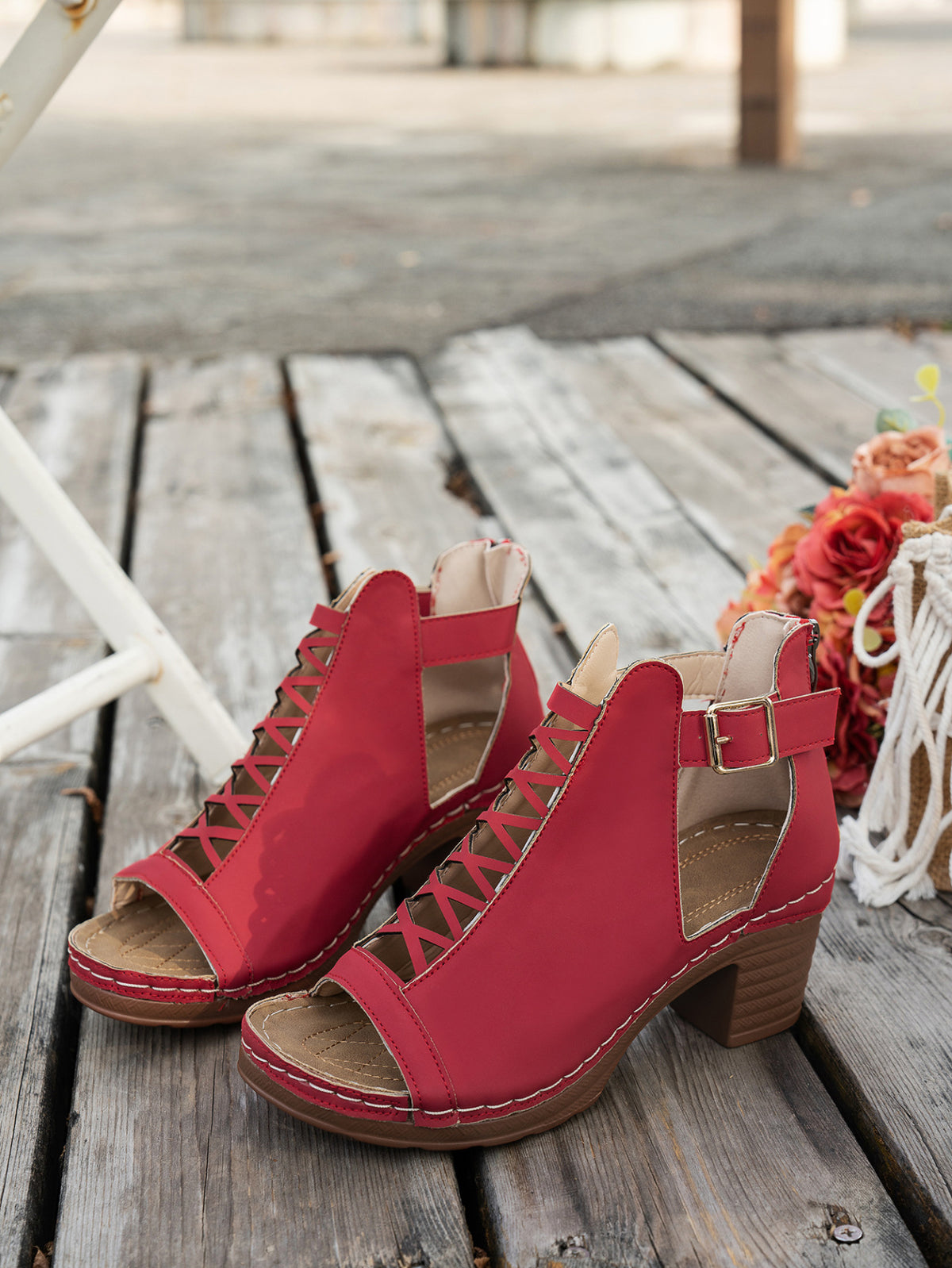 Klobige Römersandalen mit offener Zehenpartie und hohler Schnalle