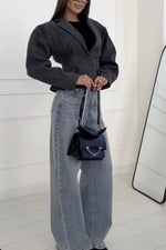 Süßer kurzer einreihiger Wollmantel mit einem Knopf und langen Ärmeln