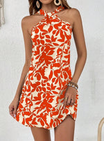 Ärmelloses Latzkleid mit Blattmuster und Rüschensaum