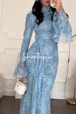 Abito in pizzo con geometria morbida