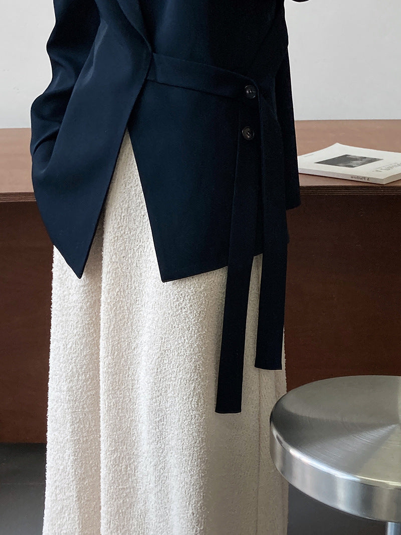 Locker drapierter Anzug mit Stehkragen und seitlicher Krawatte