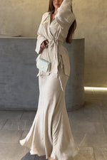 Zweiteiliges Set aus drapiertem Hemd, Oberteil und Rock mit Bindeband