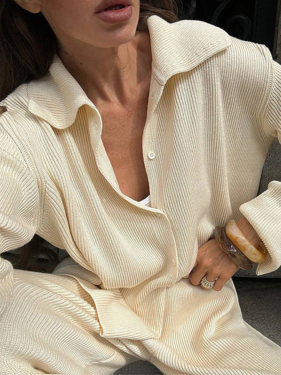 Set aus einreihiger Rippstrickjacke mit Revers und lockerer Hose