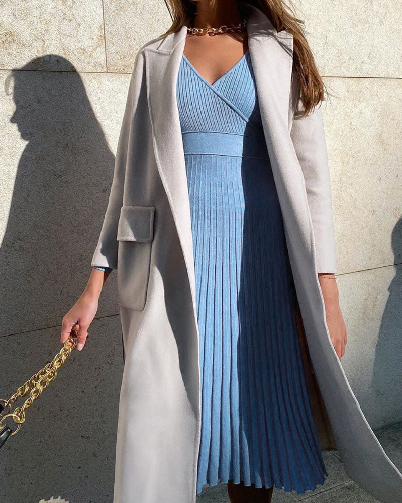 Knielanges, plissiertes Strickkleid mit V-Ausschnitt und Wickelmieder