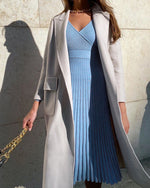 Knielanges, plissiertes Strickkleid mit V-Ausschnitt und Wickelmieder