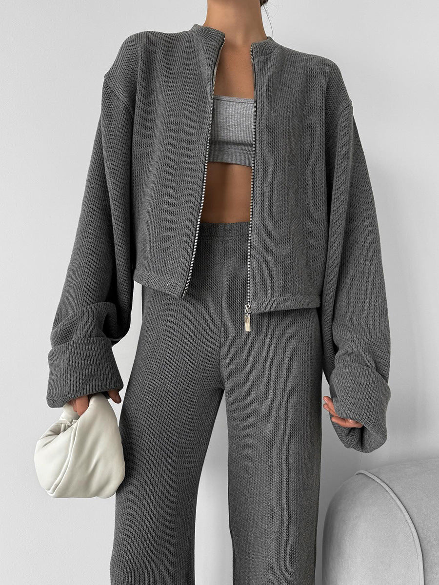 Anzug aus gestrickter Langarmjacke mit Reißverschluss und Hose mit weitem Bein