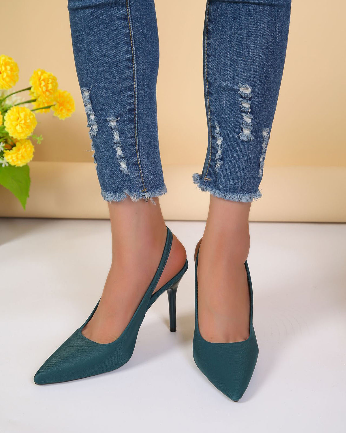 Sandalen mit spitzer Zehenpartie und hohem Absatz und Fesselriemchen