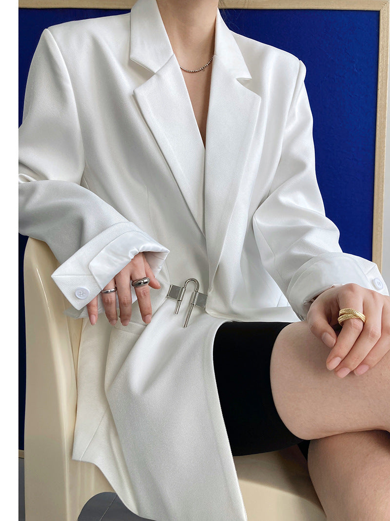 Eleganter und lässiger Maßanzug mit Metallschnallenverschluss