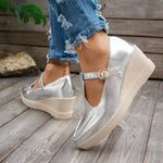 Keilschuhe mit T-Riemen und runder Spitze im Metallic-Look