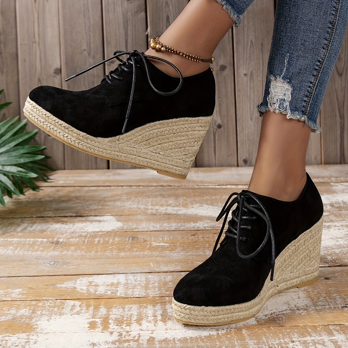 Espadrilles mit runder Zehenpartie und Schnürung, niedrige Plateau-Wedges