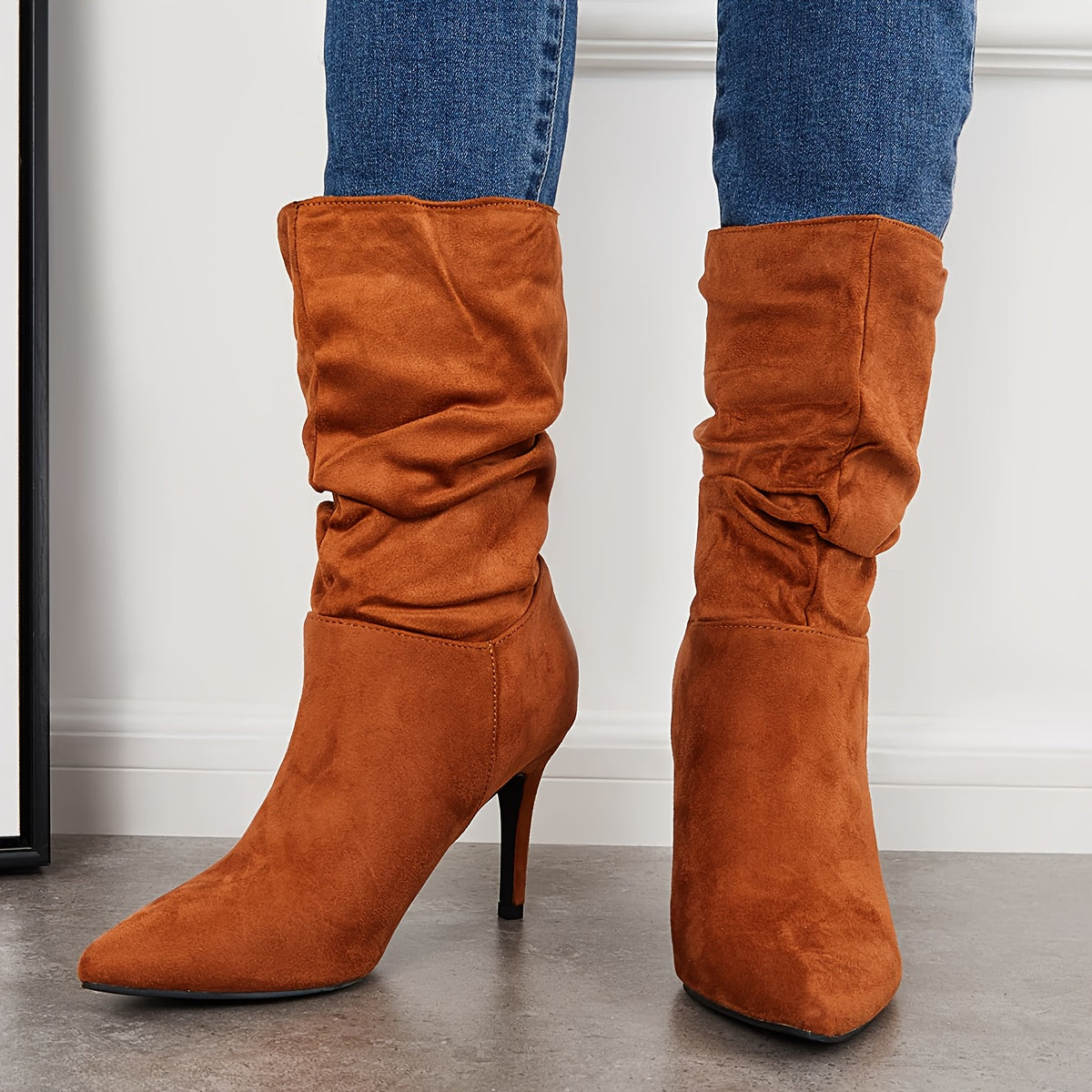 Mittelhohe Stiefel mit Stiletto-Absatz und spitzer Zehenpartie