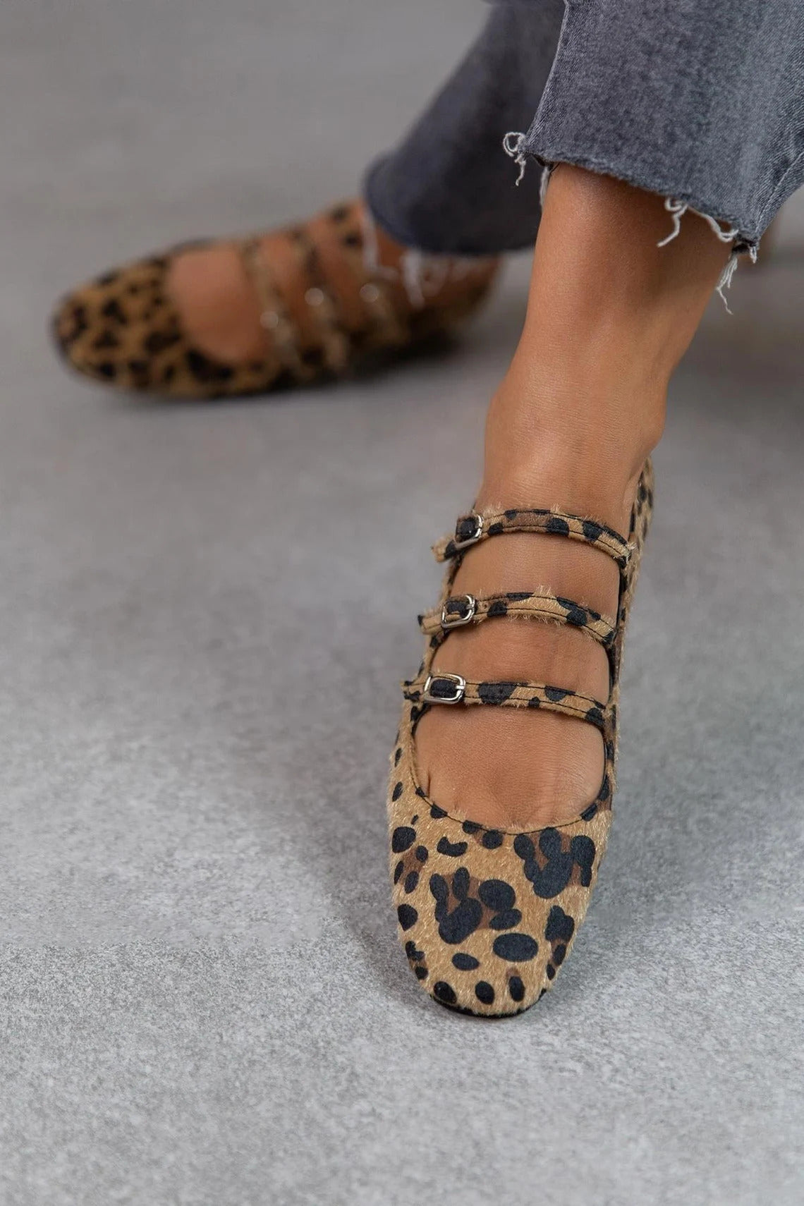 Flache dreireihige Wildleder-Loafer mit Leopardenmuster