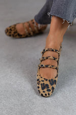 Flache dreireihige Wildleder-Loafer mit Leopardenmuster