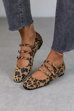 Flache dreireihige Wildleder-Loafer mit Leopardenmuster