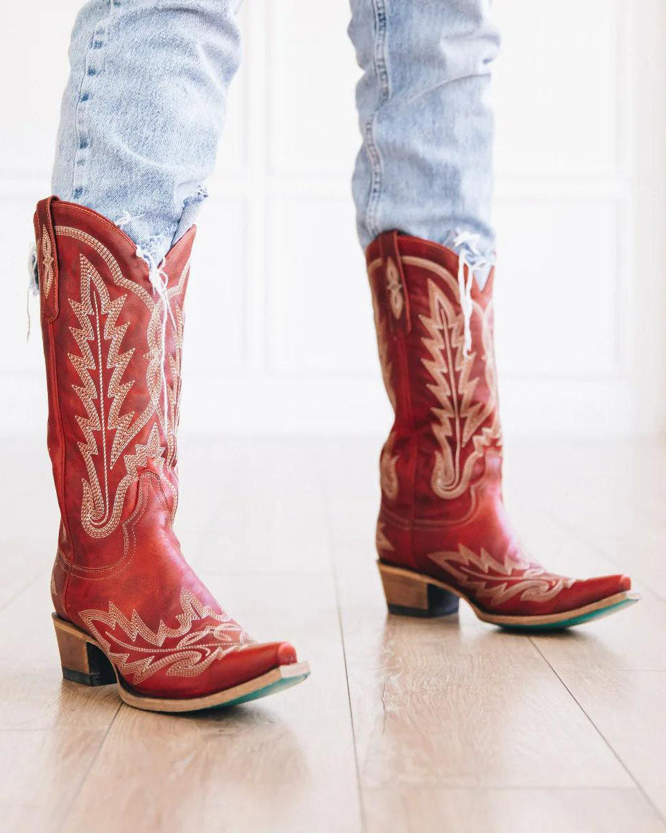 Bottes classiques à bout pointu et broderies traditionnelles en point de flamme