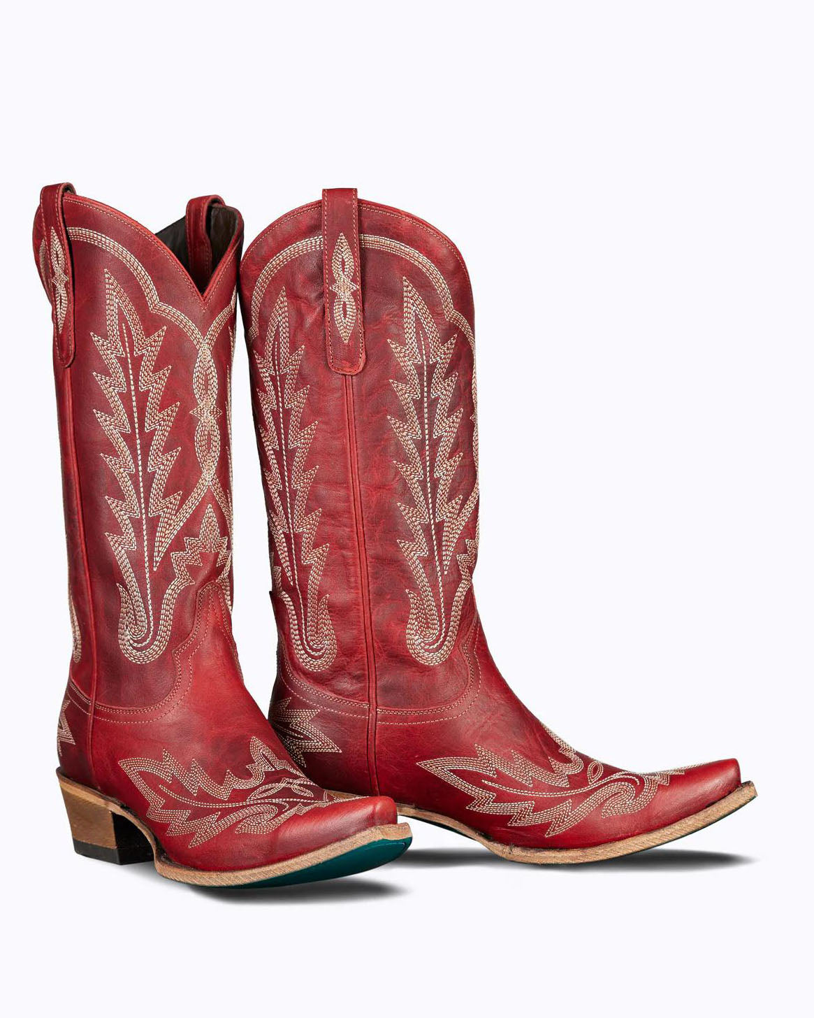 Bottes classiques à bout pointu et broderies traditionnelles en point de flamme