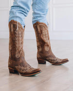 Bottes classiques à bout pointu et broderies traditionnelles en point de flamme