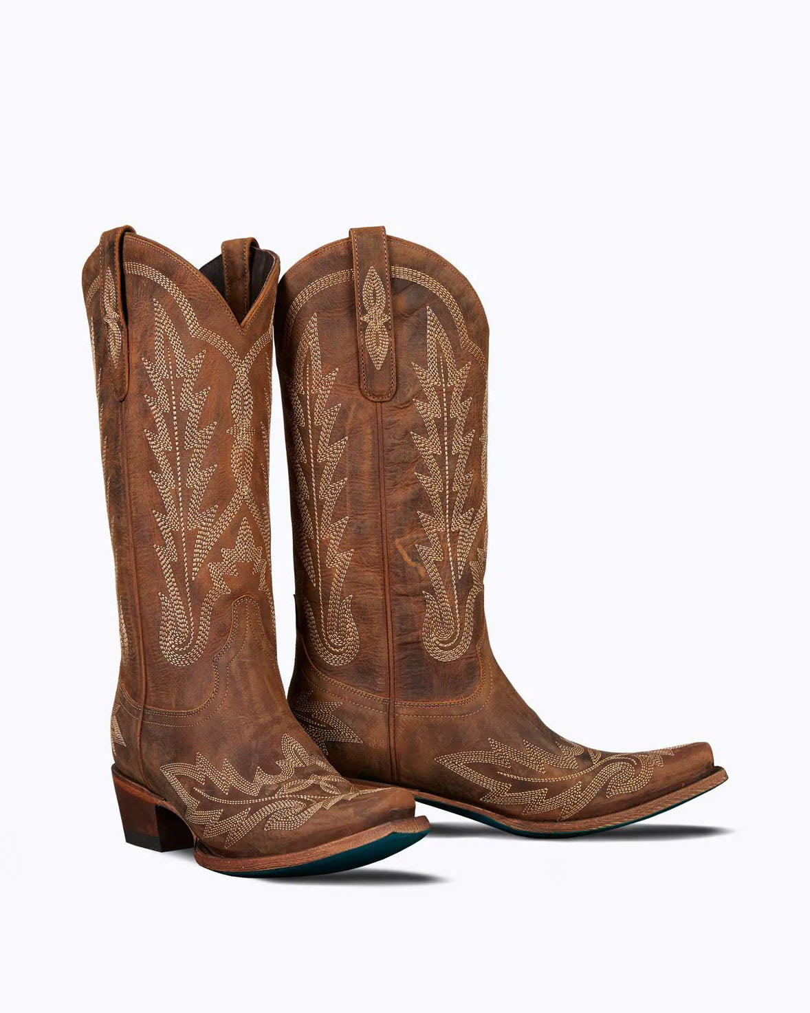 Bottes classiques à bout pointu et broderies traditionnelles en point de flamme