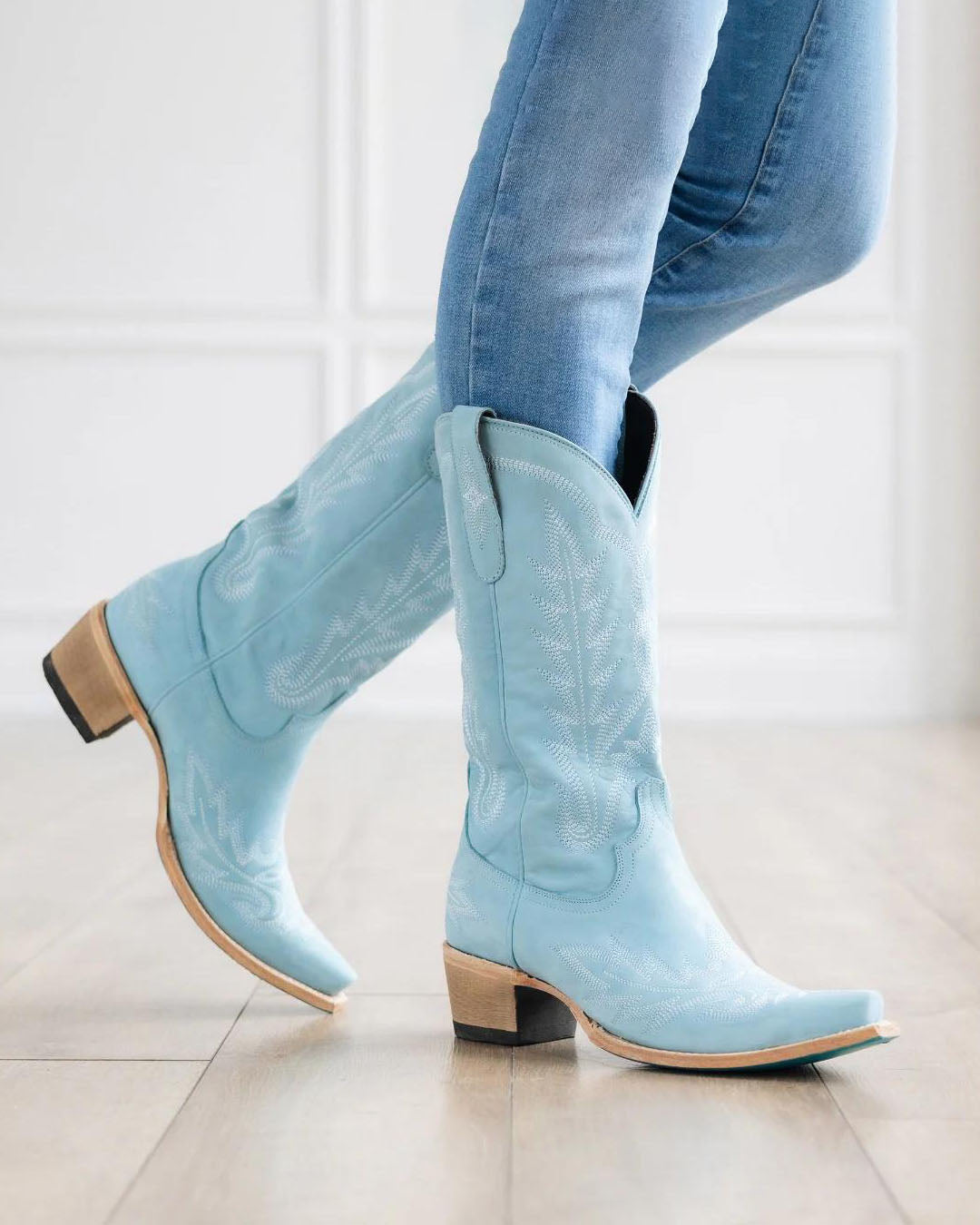 Bottes classiques à bout pointu et broderies traditionnelles en point de flamme