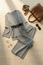 Completo composto da top largo in maglia con cintura e pantaloni larghi elastici a vita alta