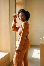 Completo composto da top largo in maglia con cintura e pantaloni larghi elastici a vita alta