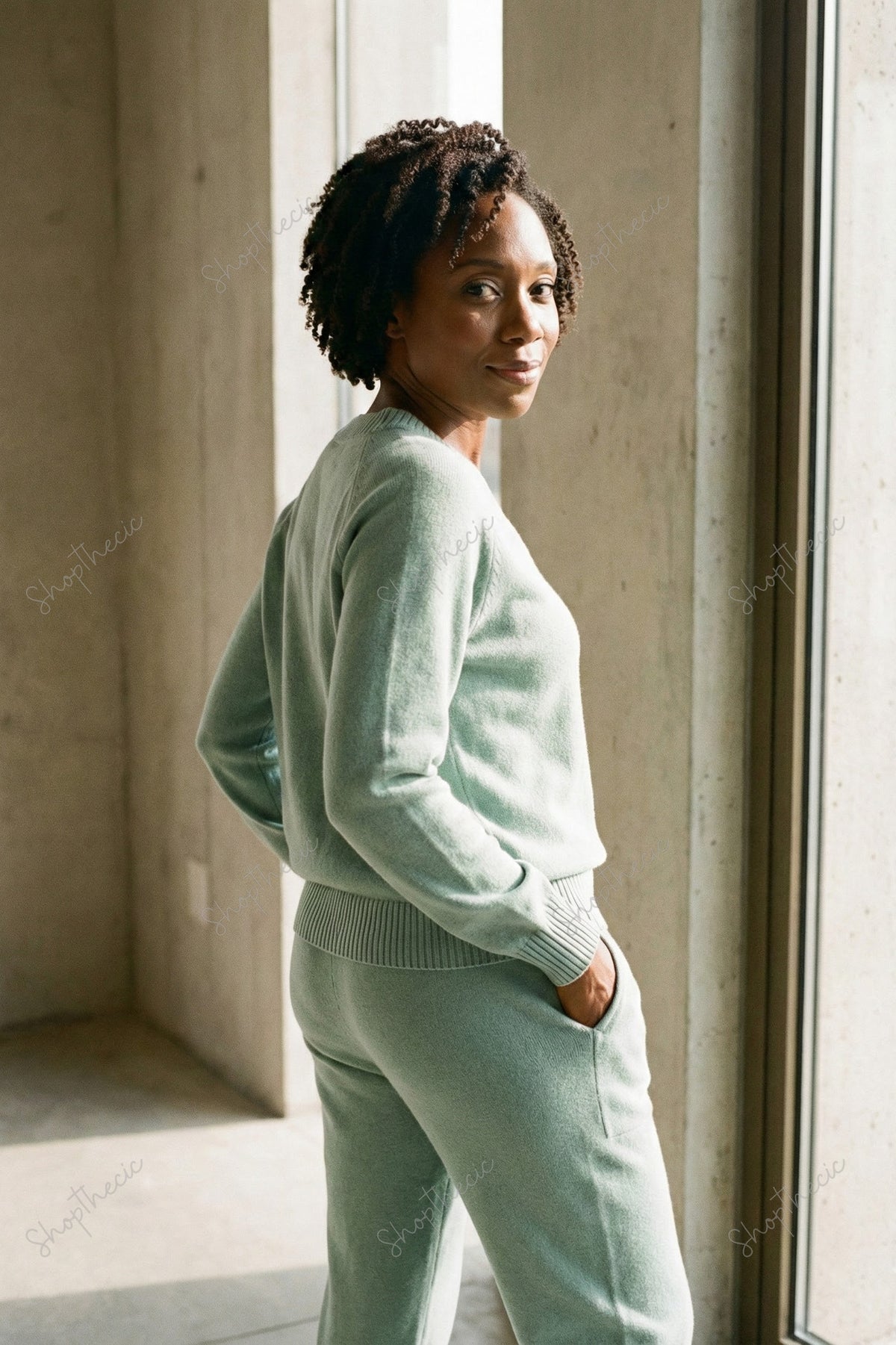 Completo composto da top in maglia a maniche lunghe con scollo a V e pantaloni harem