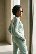 Completo composto da top in maglia a maniche lunghe con scollo a V e pantaloni harem