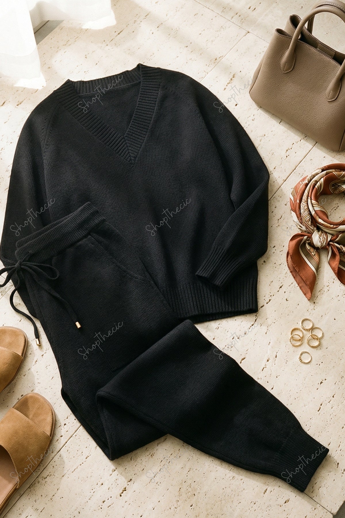 Completo composto da top in maglia a maniche lunghe con scollo a V e pantaloni harem