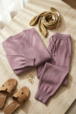 Completo composto da top in maglia a maniche lunghe con scollo a V e pantaloni harem