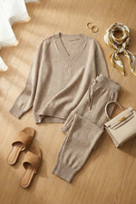 Completo composto da top in maglia a maniche lunghe con scollo a V e pantaloni harem