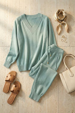 Completo composto da top in maglia a maniche lunghe con scollo a V e pantaloni harem