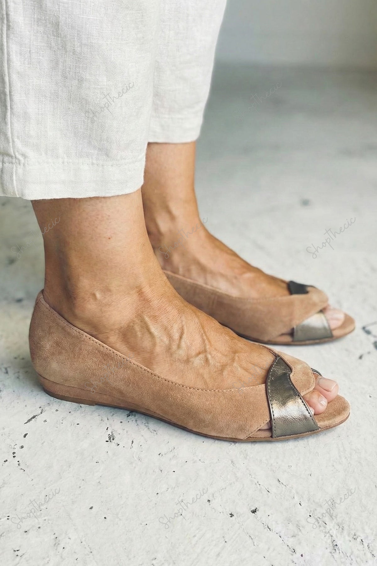 Chic Peep-toe color-blocked flat sandals